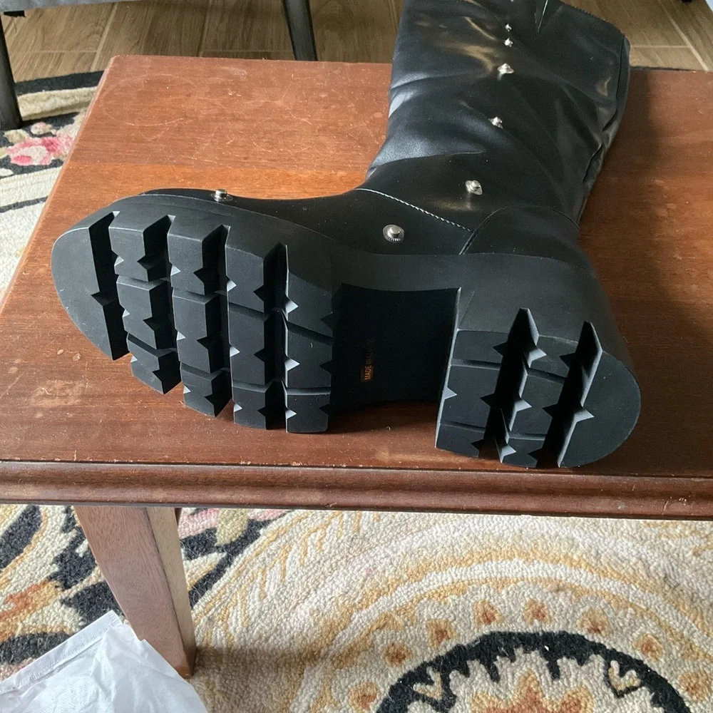 Amazon Essentials Black slouching boots. Metallic Accents - Picture 4 of 14